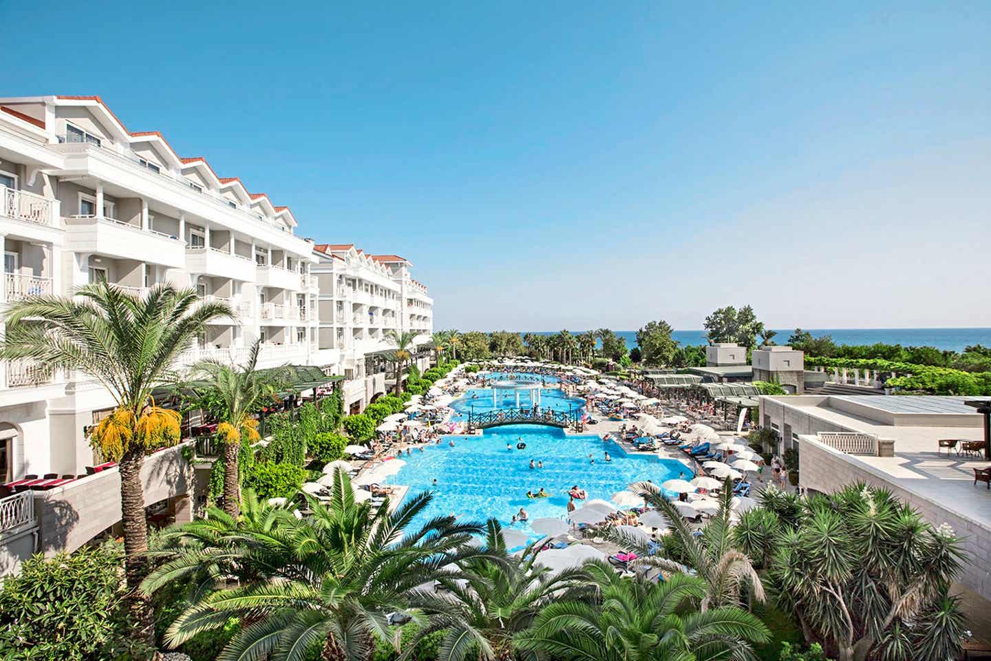 Ein Blick auf die palmengesäumte Poolandschaft des Trendy Aspendos Beach Side