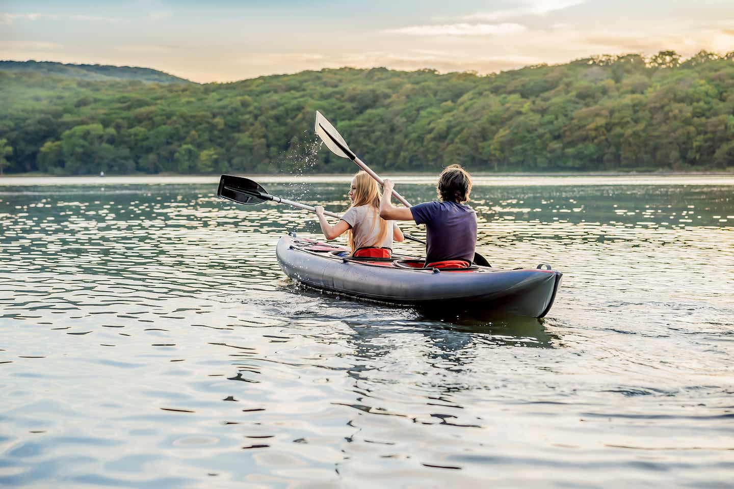 Familie sitzt ein einem Kayak auf dem Wasser