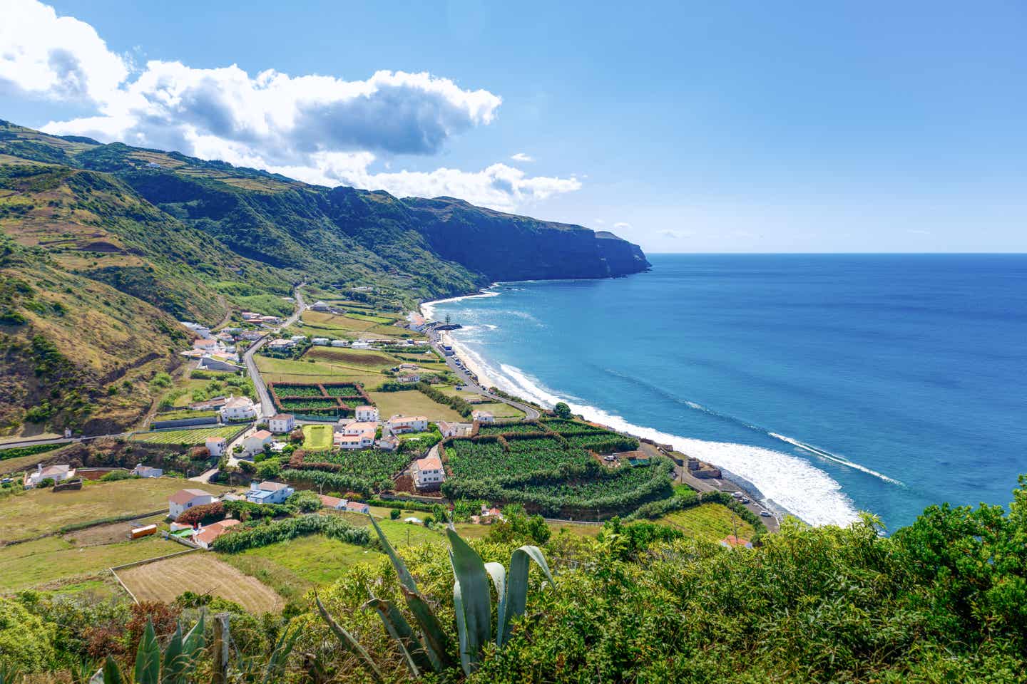 Azoren Sehenswürdigkeiten: Blick auf Küste von Praia Formosa, Santa Maria