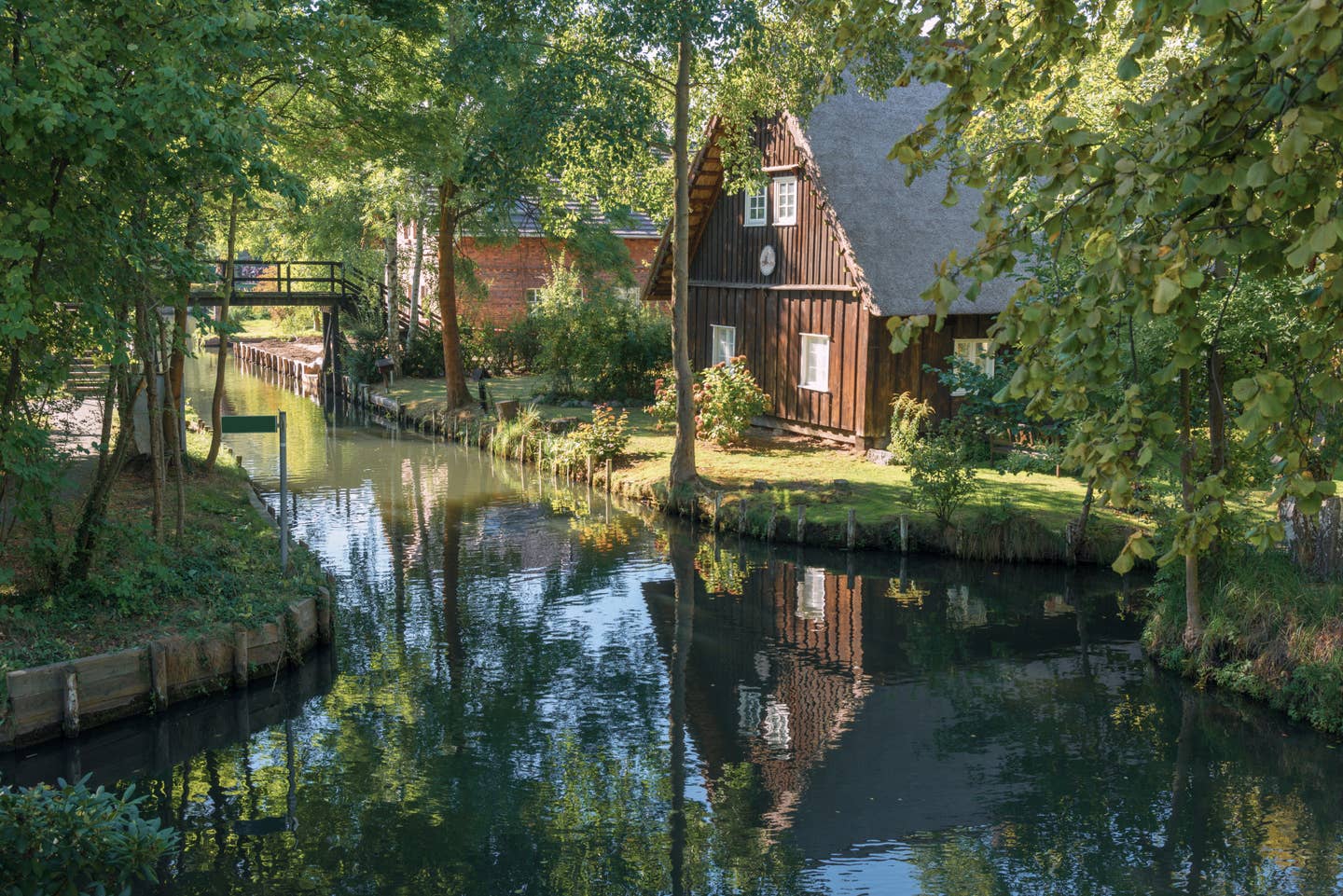 Spreewald Urlaub mit DERTOUR. Kanal zwischen Gärten im Spreewald in Lübbenau Lehde