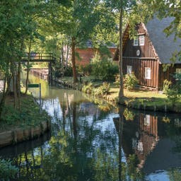 deutschland-brandenburg-spreewald-luebbenau-kanal-g-1047058284.jpg