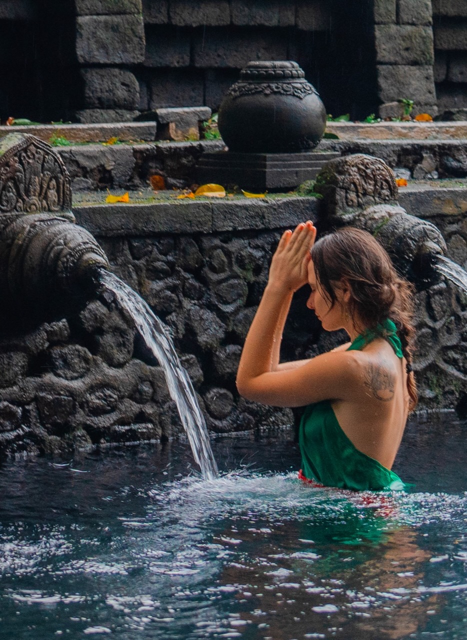 Spirituelle Reisen: balinesischer Tempel mit Ritual im Wasser