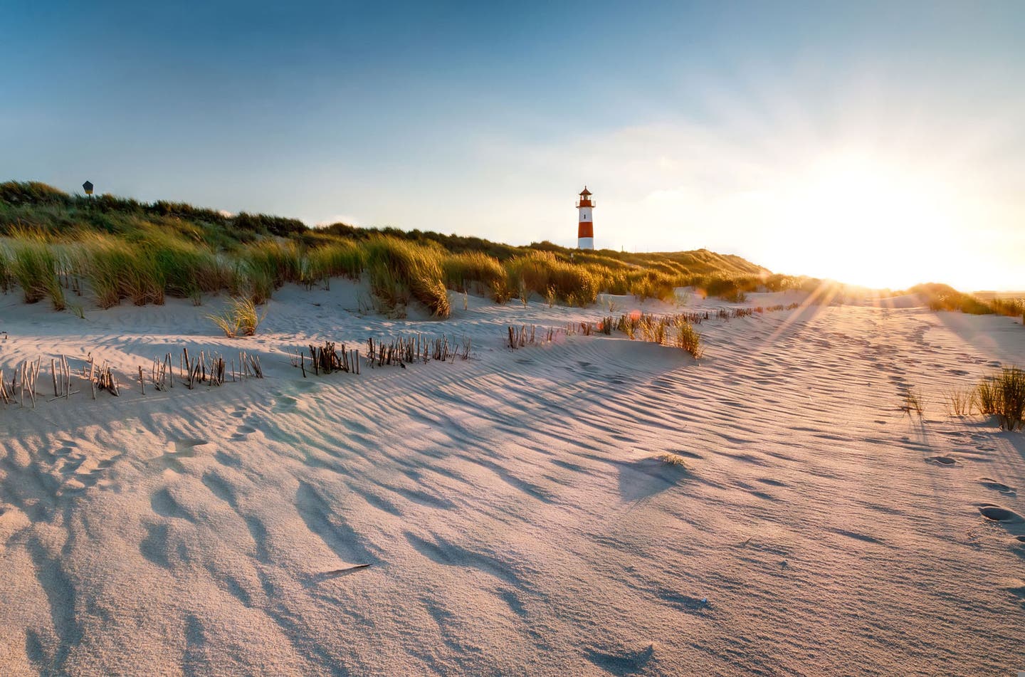 Ein Leuchtturm im Sonnenuntergang am Strand von Sylt