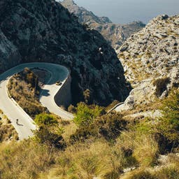 spanien-mallorca-berge-mit-radfahrern-g-1193491698.jpg