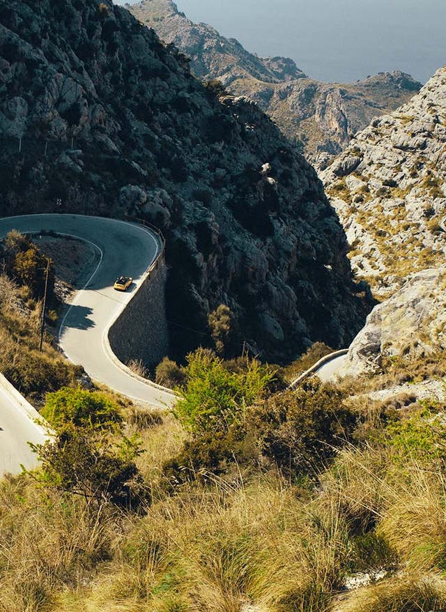 Radreisen Mallorca Radfahrer fährt über einen Bergweg