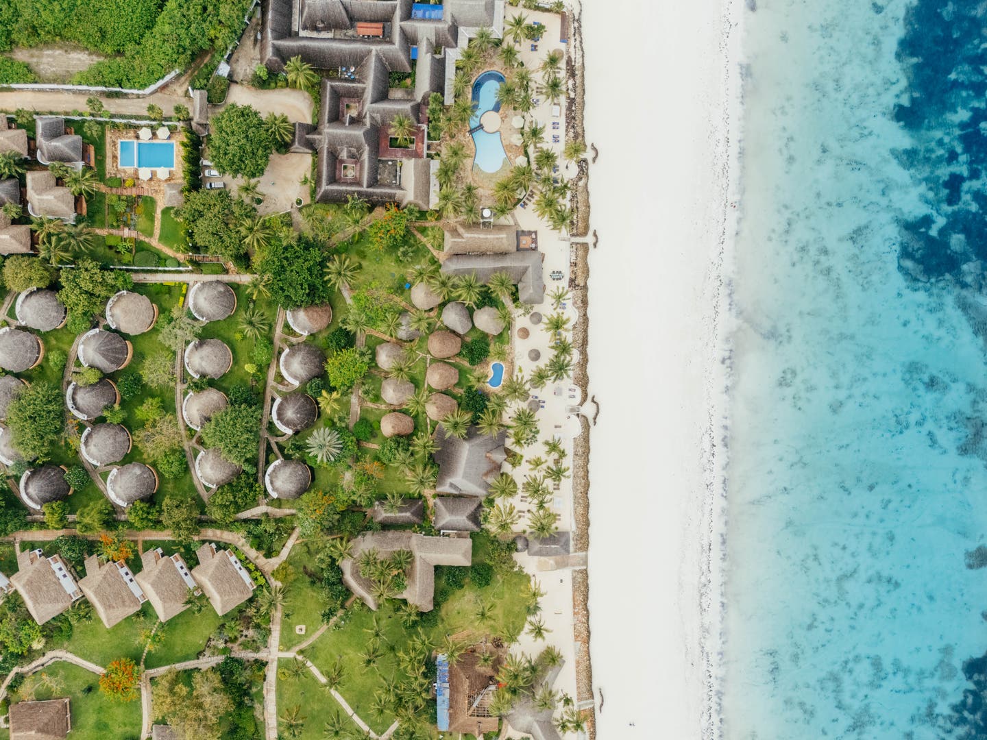 Luftaufnahme des Sultan Sands Island Resorts mit Strand und Meer
