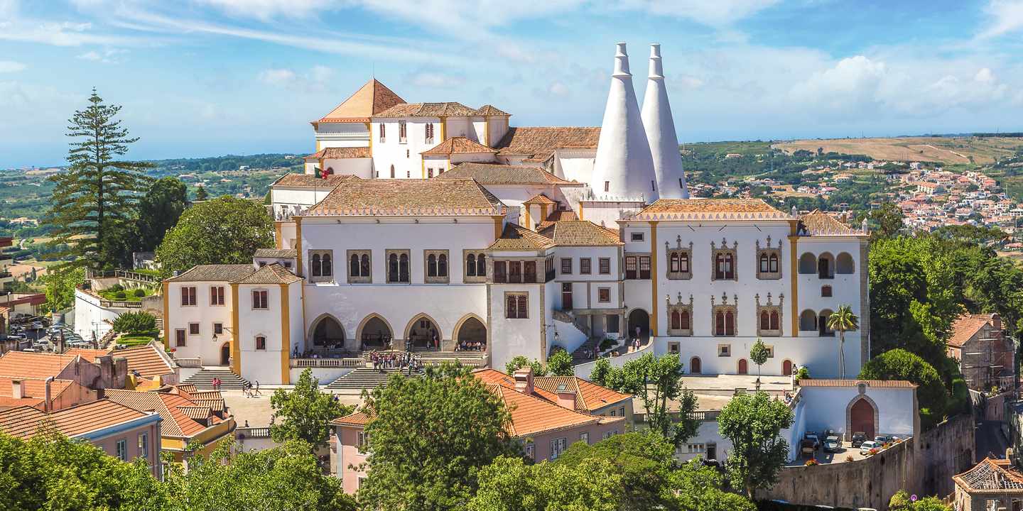 Palácio Nacional de Sintra mit weißen Fassaden und markanten Schornsteinen im Stadtzentrum