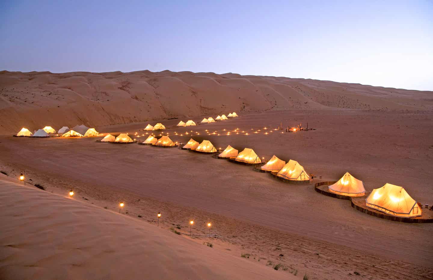 Ein stimmungsvoll beleuchtetes Wüstencamp im Oman