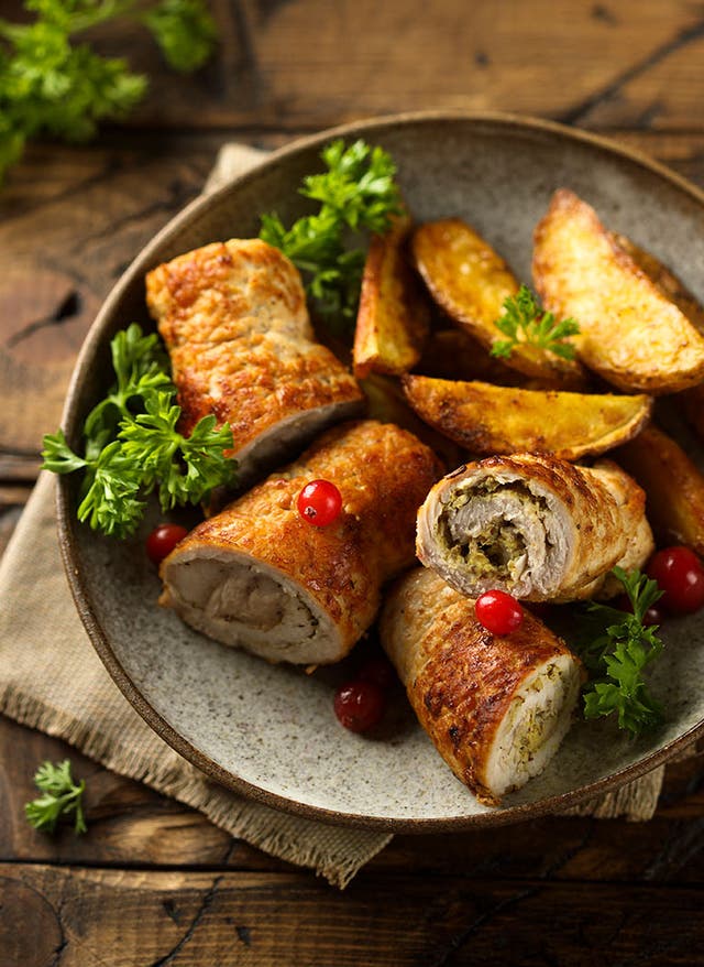 Deutsche Spezialitäten Ein Teller mit Rouladen und Kartoffeln