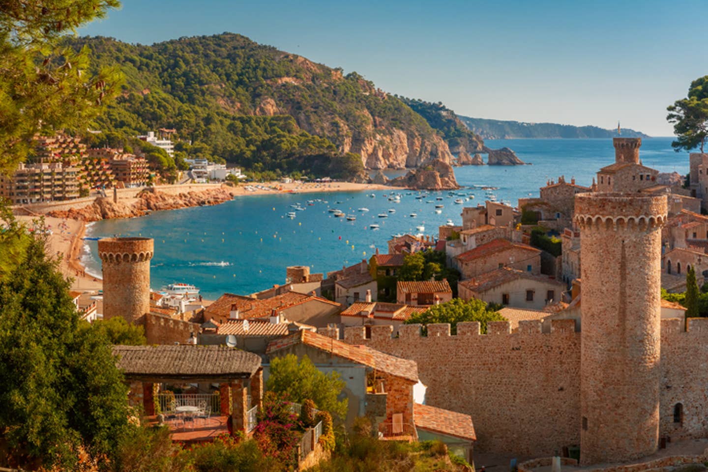 Rundreisen Spanien: kleines, historisches Städtchen an der spanischen Costa Brava