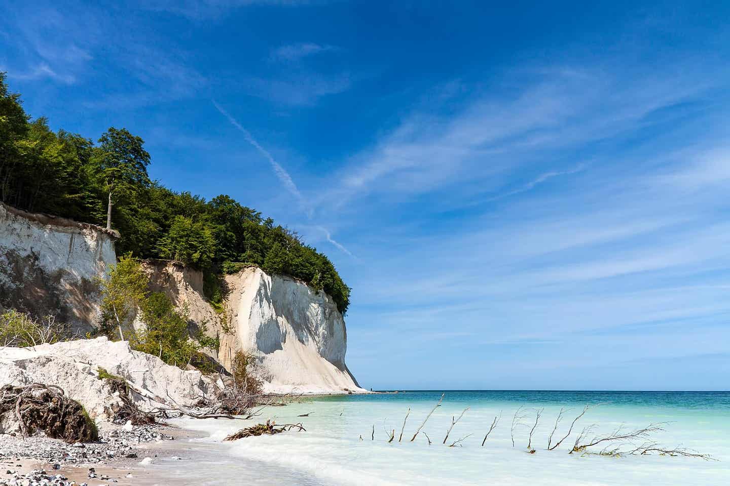 Karibischer Fotospot in Deutschland: die Kreidefelsen auf Rügen mit türkisem Meer