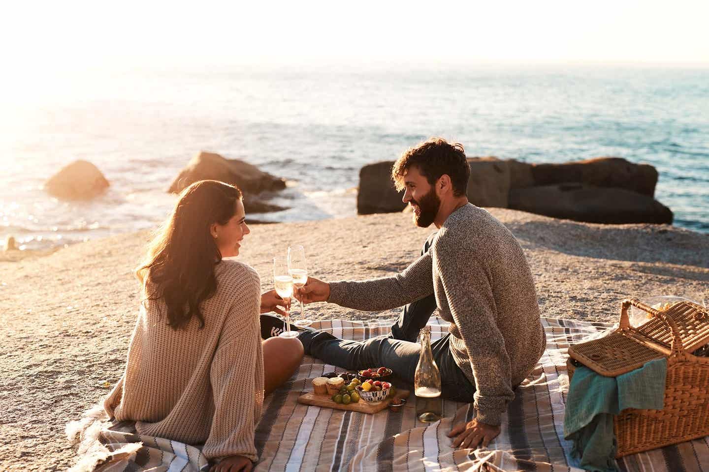 Kreta Urlaub mit DERTOUR. Paar beim Picknick am Strand