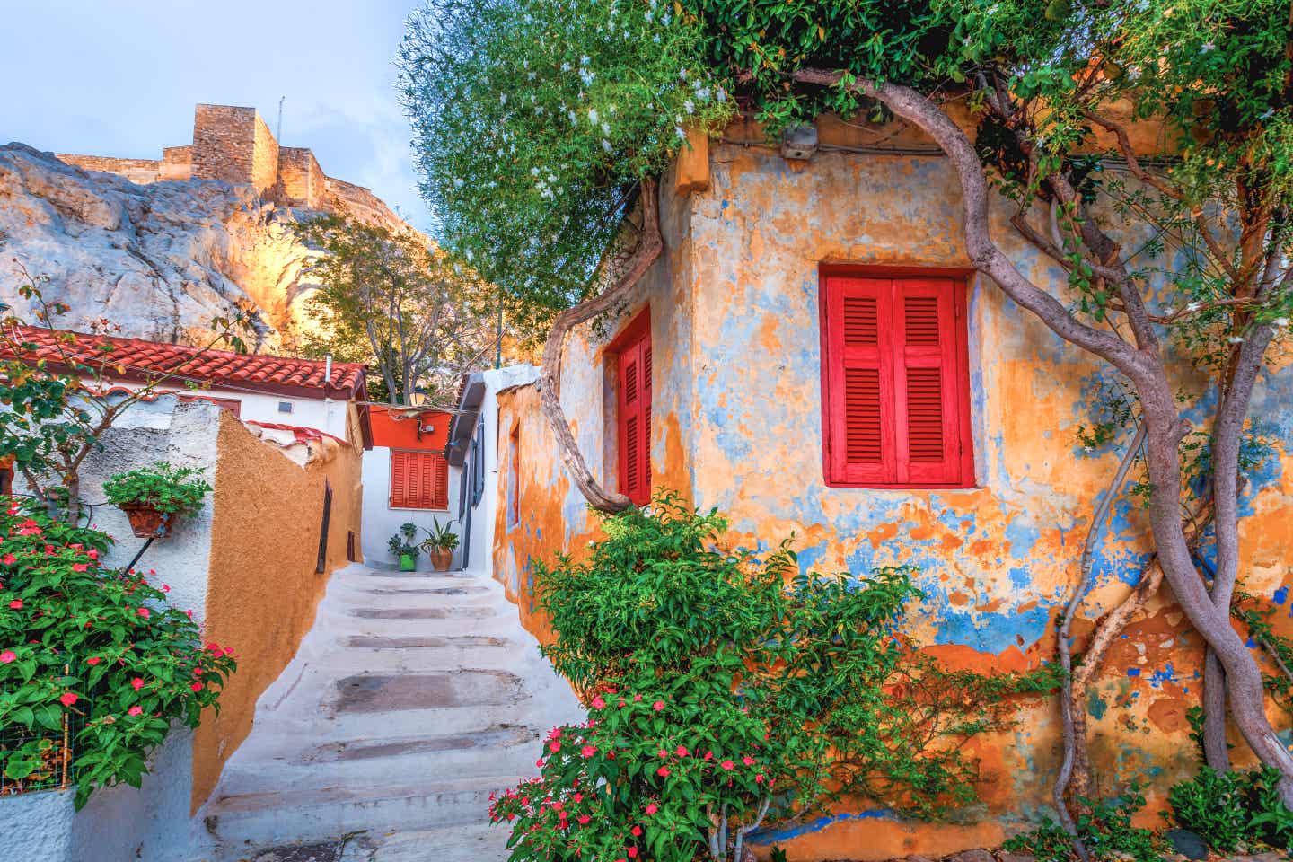 Blick auf Akropolis zwischen kleinen Häuschen