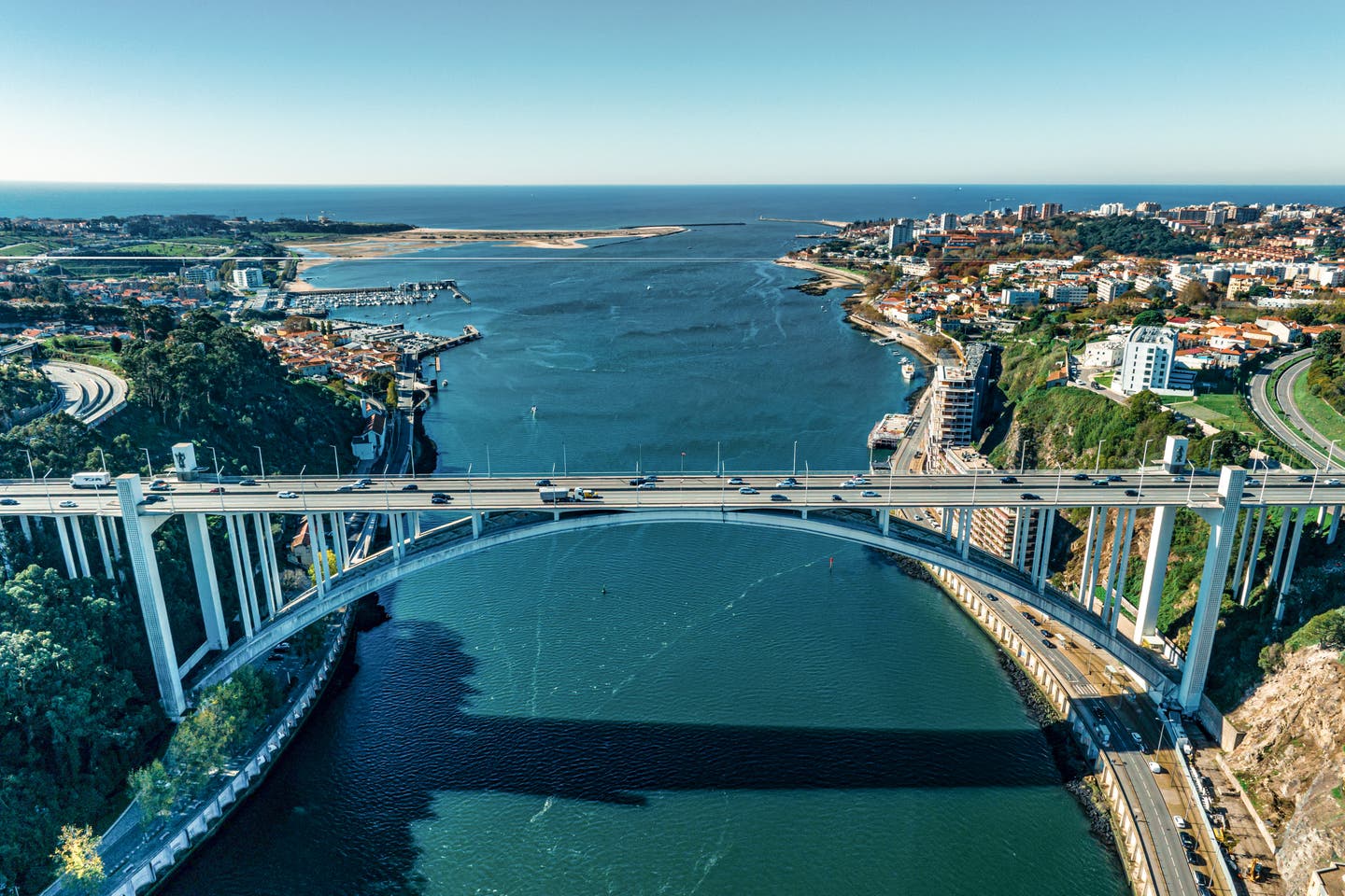 Die Ponte da Arrábida Brücke in Porto