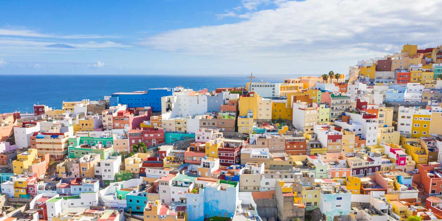 Eine Stadt aus bunten Häusern am Meer