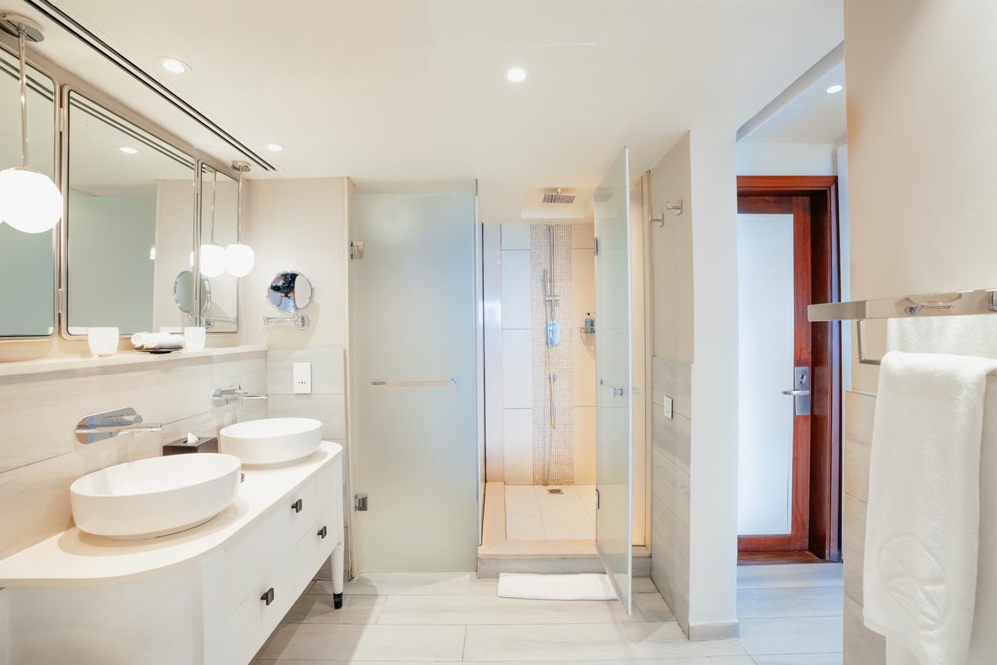 Bad mit großer Regenwalddusche in einem Prestige Beachfront Zimmer