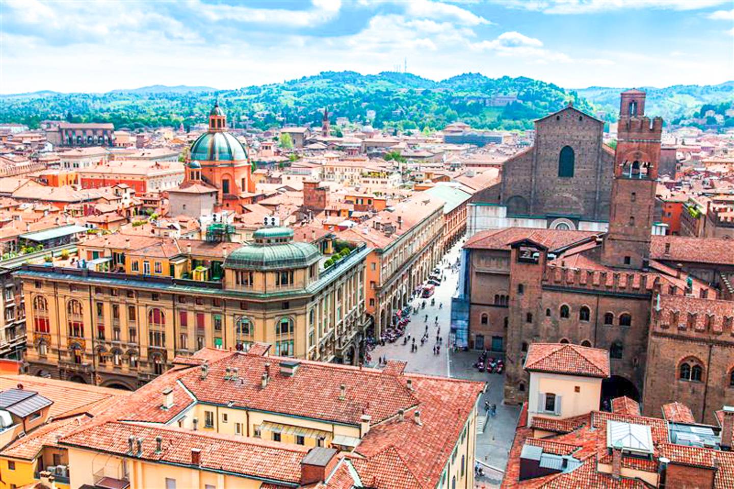 Panoramablick beim Urlaub in Bologna: Rote Dächer, Türme und Kuppeln der Altstadt bei klarem Himmel