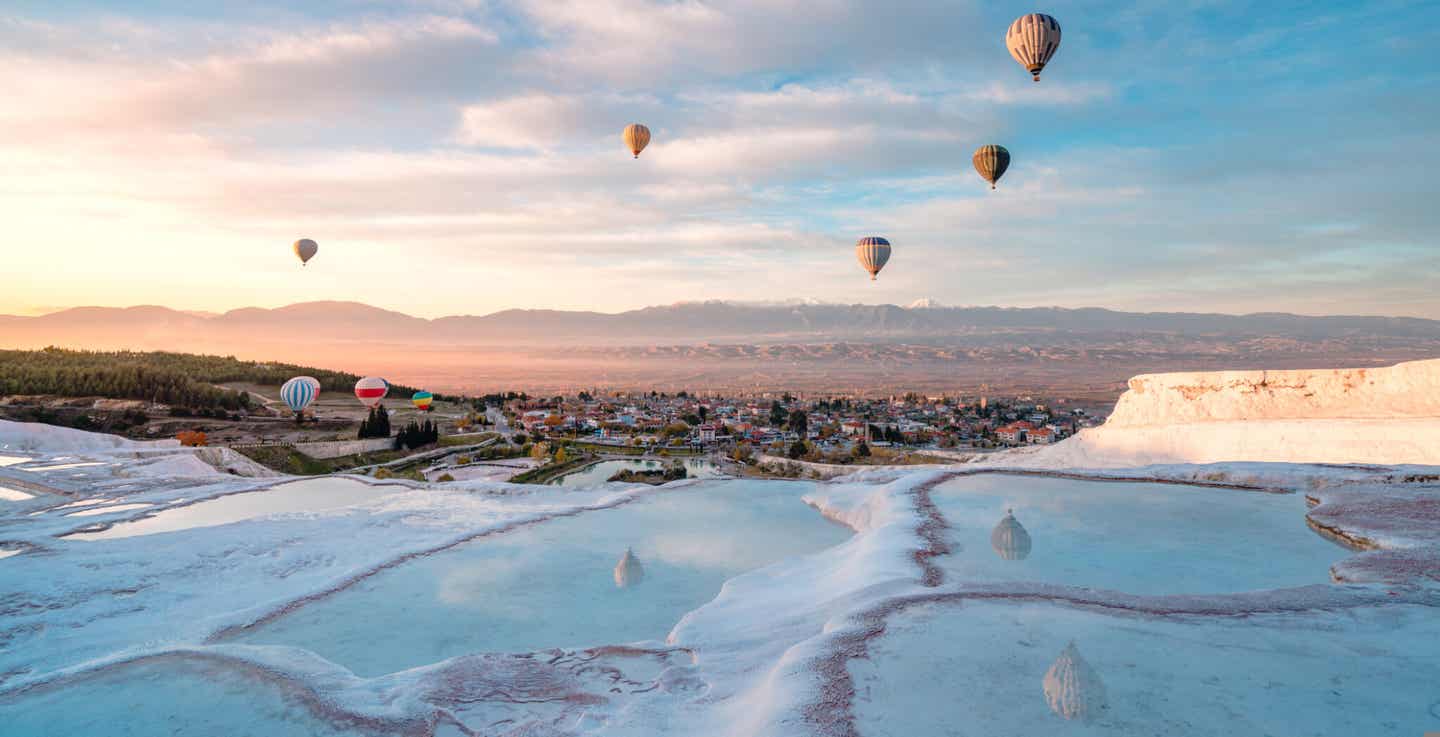 Heißluftballons über Pamukkale