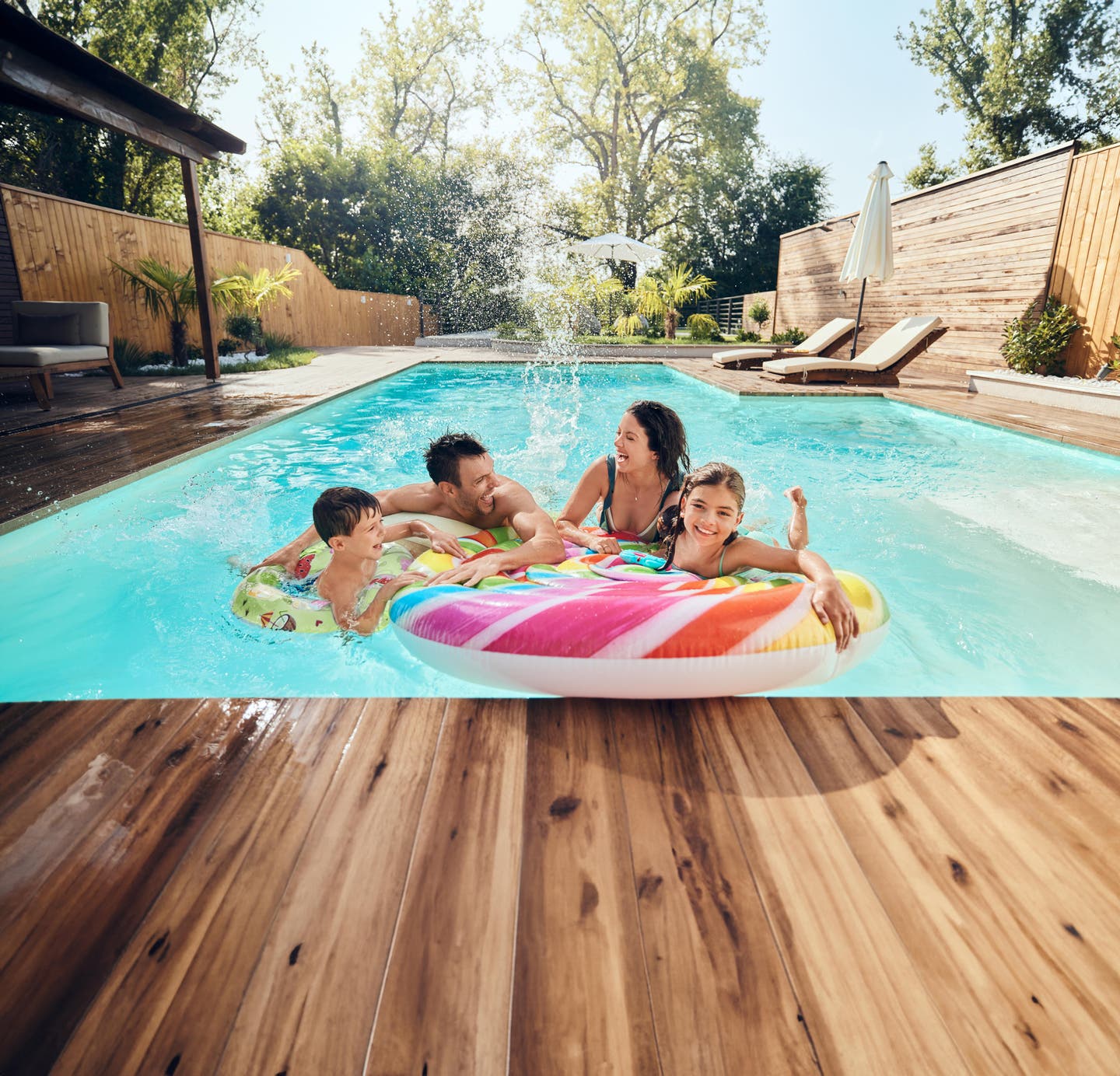 Familie in einem Pool mit Schwimmring