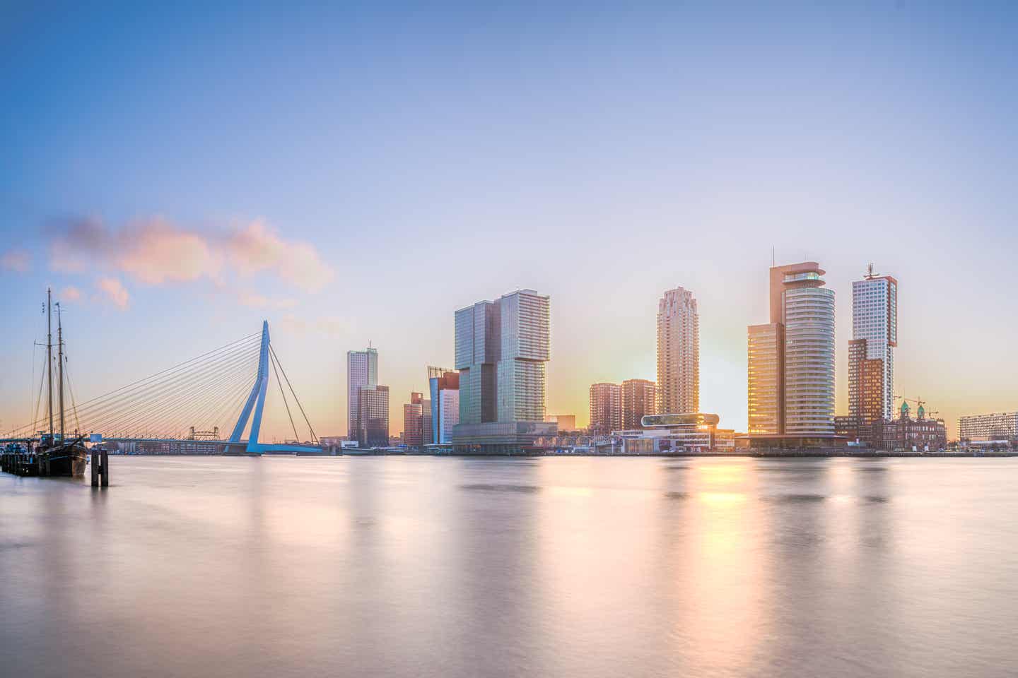 Als „der Schwan" bekannte Erasmusbrücke ist Teil der Rotterdamer Skyline Bekannte Erasmusbrücke mit Rotterdamer Skyline