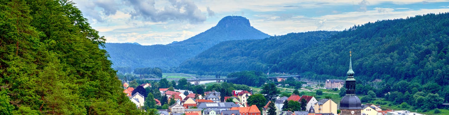 Bad Schandau in der Sächsischen Schweiz mit einem Tafelberg im Hintergrund