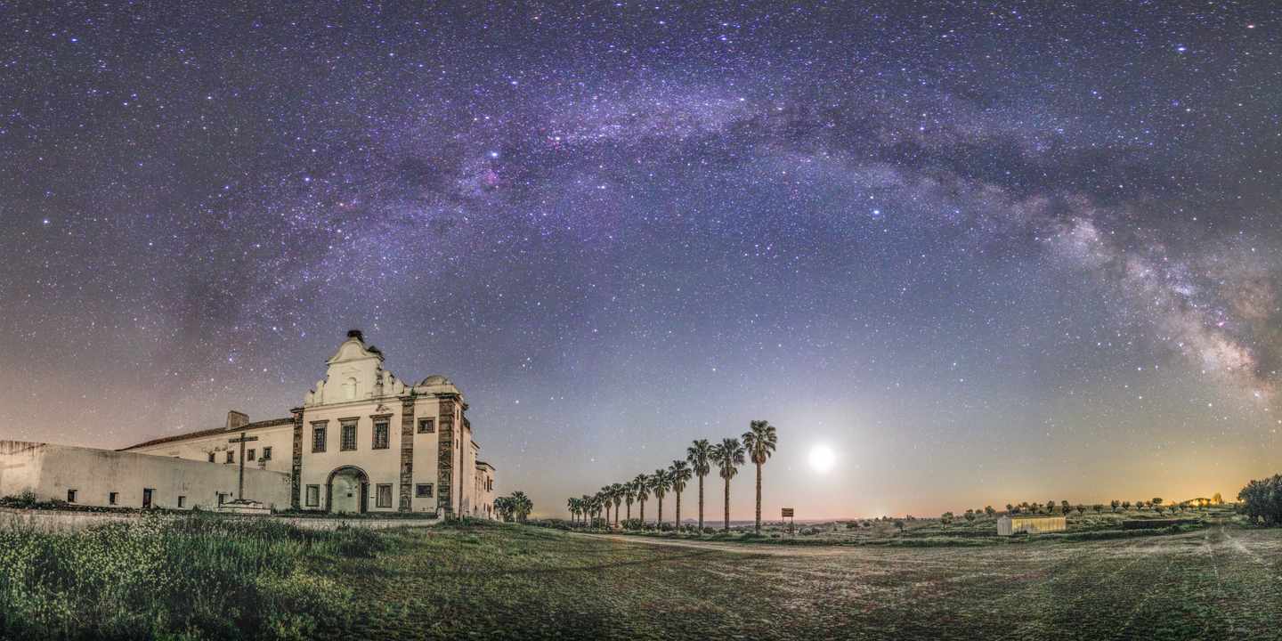 Sternenhimmel über dem Kloster Convento da Orada bei Monsaraz im Alentejo mit sichtbarer Milchstraße