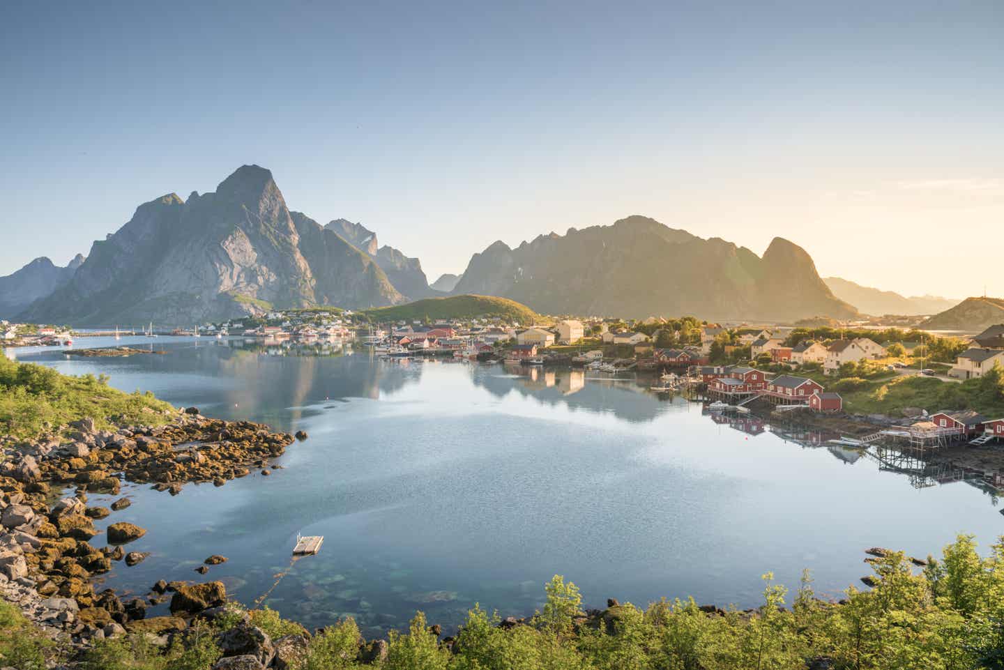 Die Lofoten bei Sonnenuntergang in Norwegen zur besten Reisezeit