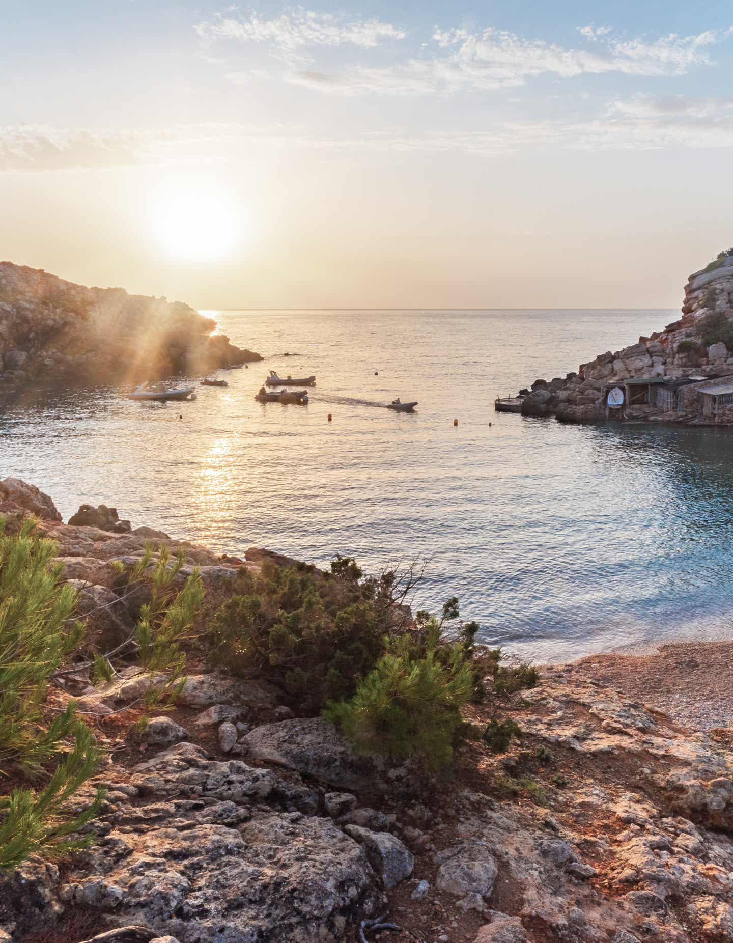 Ibiza Urlaub mit DERTOUR. Sonnenuntergang über dem Strand von Cala Carbe auf Ibiza