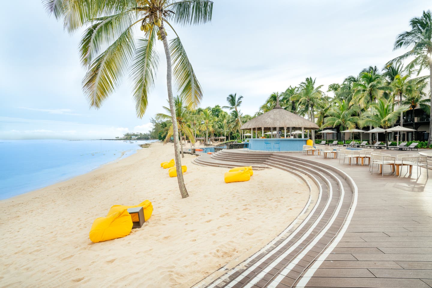 Bar zwischen Strand und Pool
