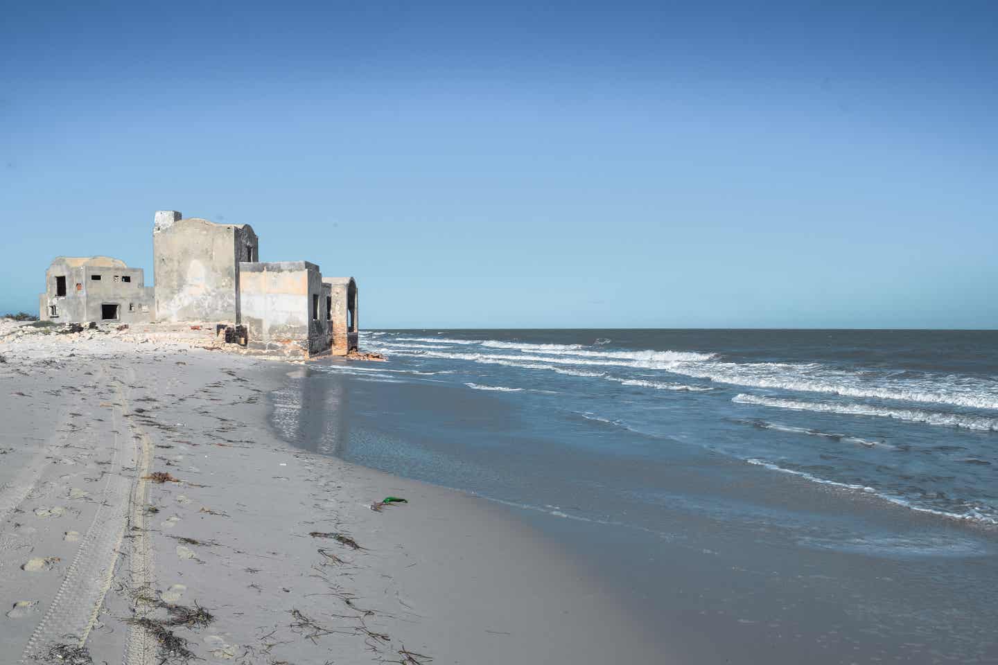 Ausblick auf den langen Sandstrand an einem Strand auf Djerba