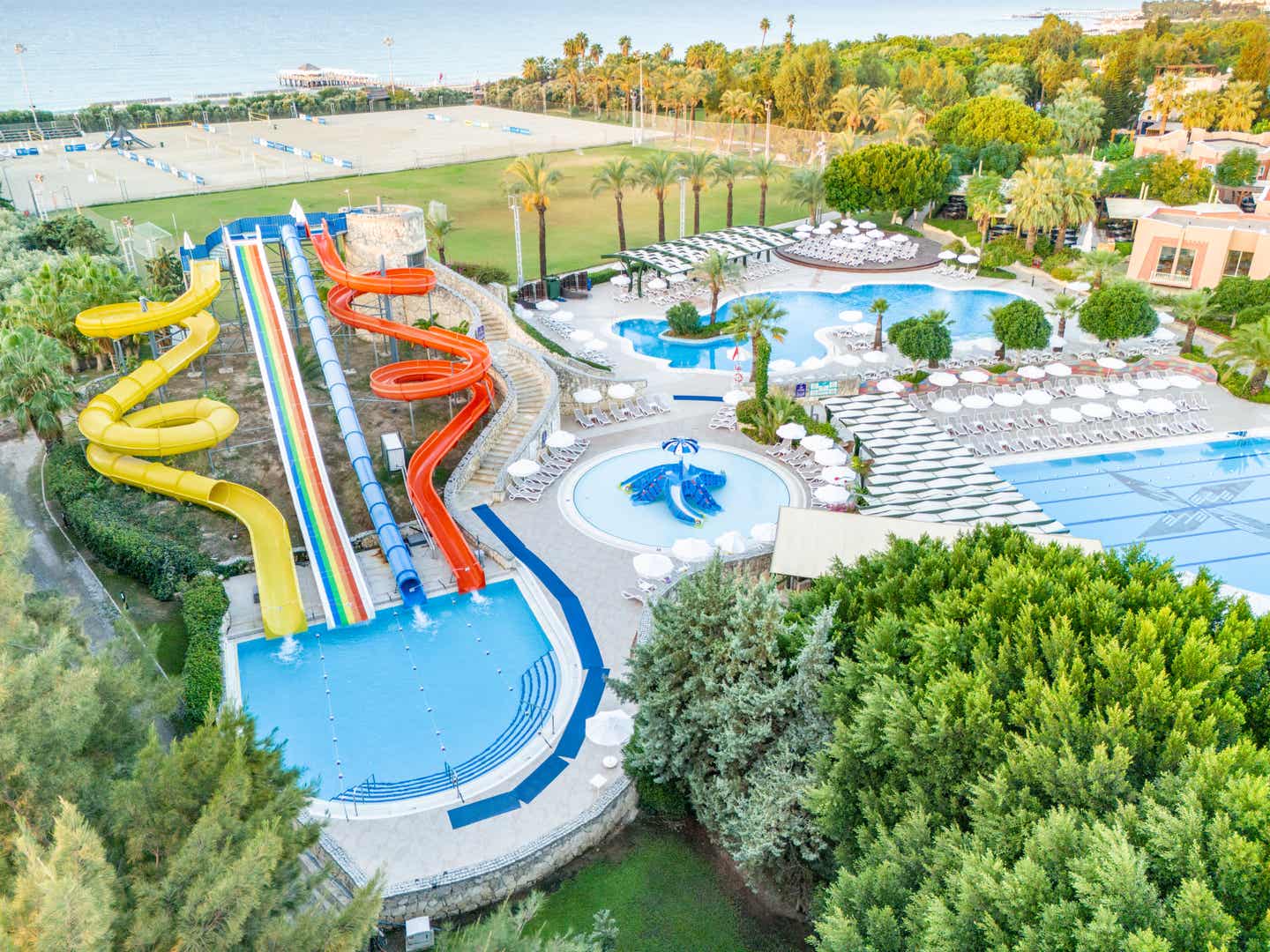 Bunte Rutschen und mehrere Pools im  Blue Waters Club in Side