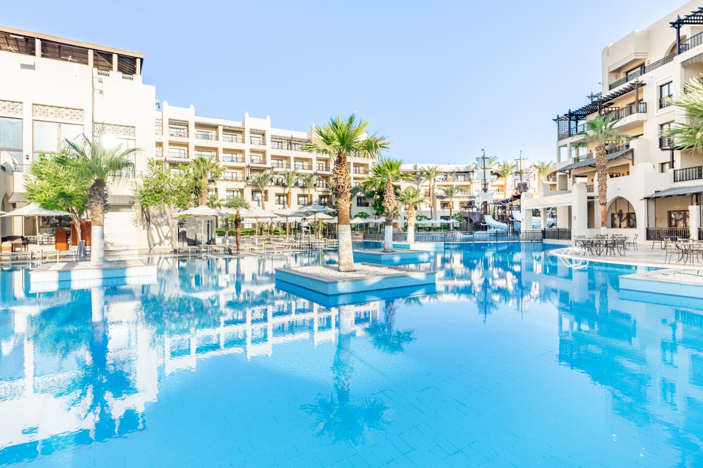 Großer Hotelpool mit Palmen