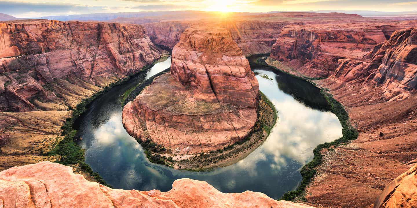 Sonnenuntergang über Horseshoe Bend, der Flussschleife des Colorado River bei Page in Arizona, USA 