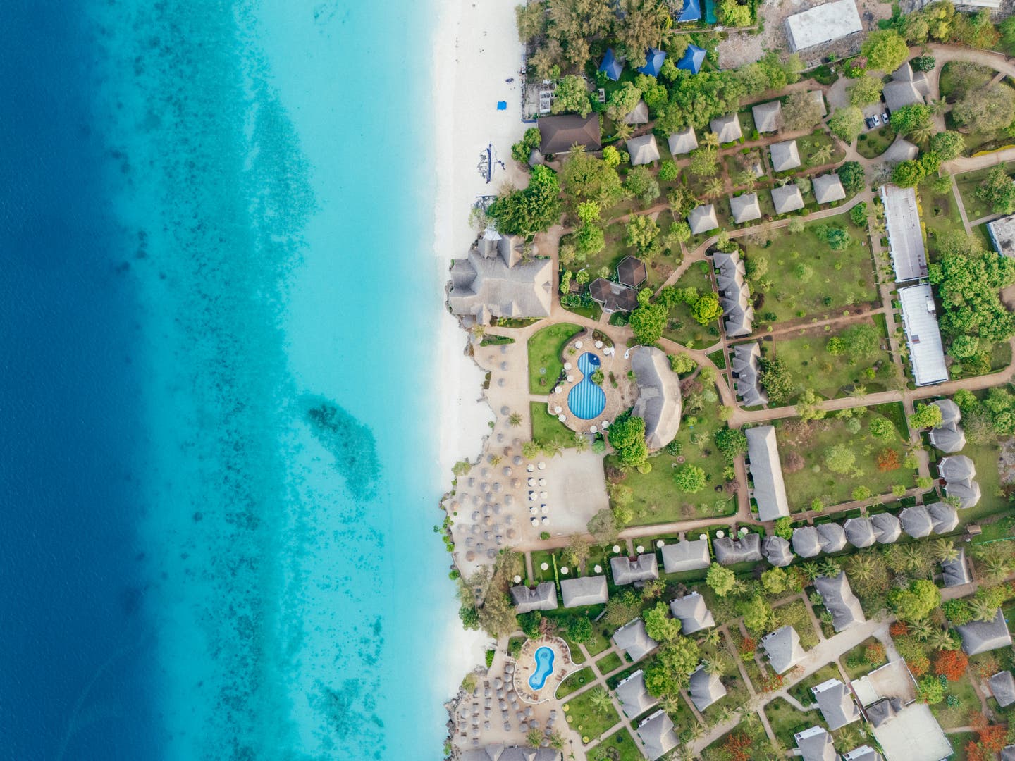 Drohnenfoto der gesamten Hotelanlage am Indischen Ozean