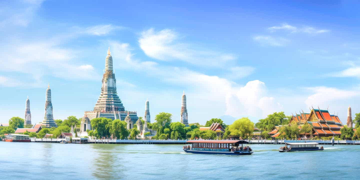 Wat Arun in Bangkok mit klar blauem Himmel und Ausblick vom Chao Phraya River  