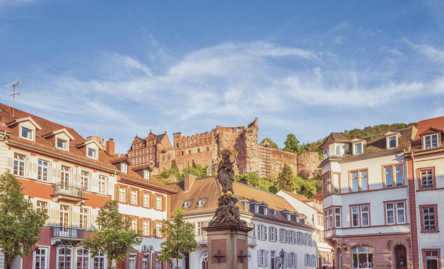 Hotel Heidelberg: Blick über den Kornmarkt mit Marienstatue