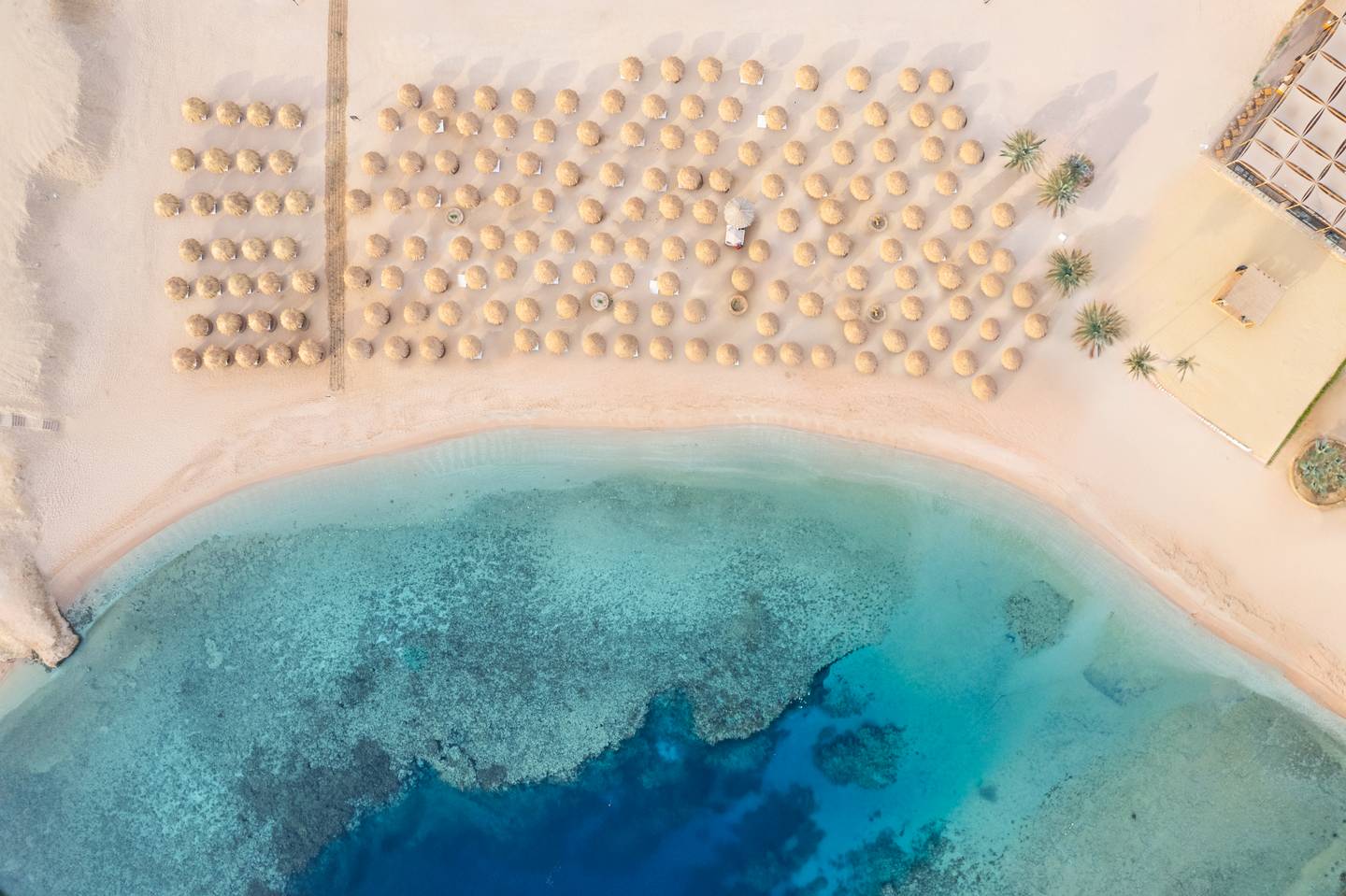 Blick auf den Strand mit blauem Meer im Aldiana Club Naga Bay in Ägypten