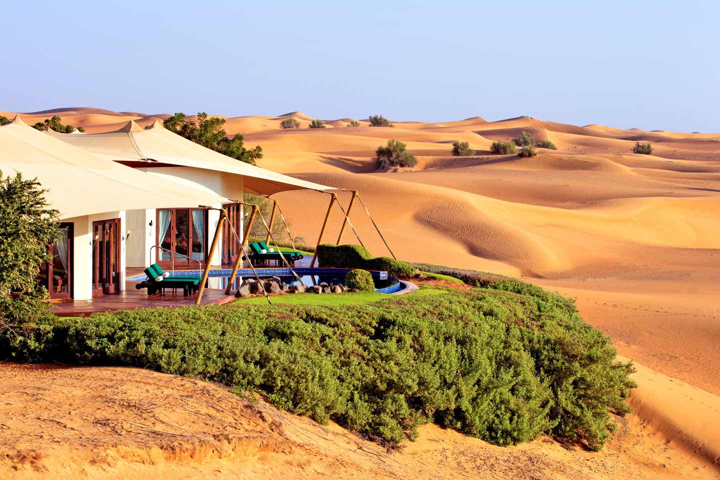 Luxus-Zeltunterkunft im Al Maha Resort in der Wüste Dubais mit Blick auf Dünen und grüne Oase