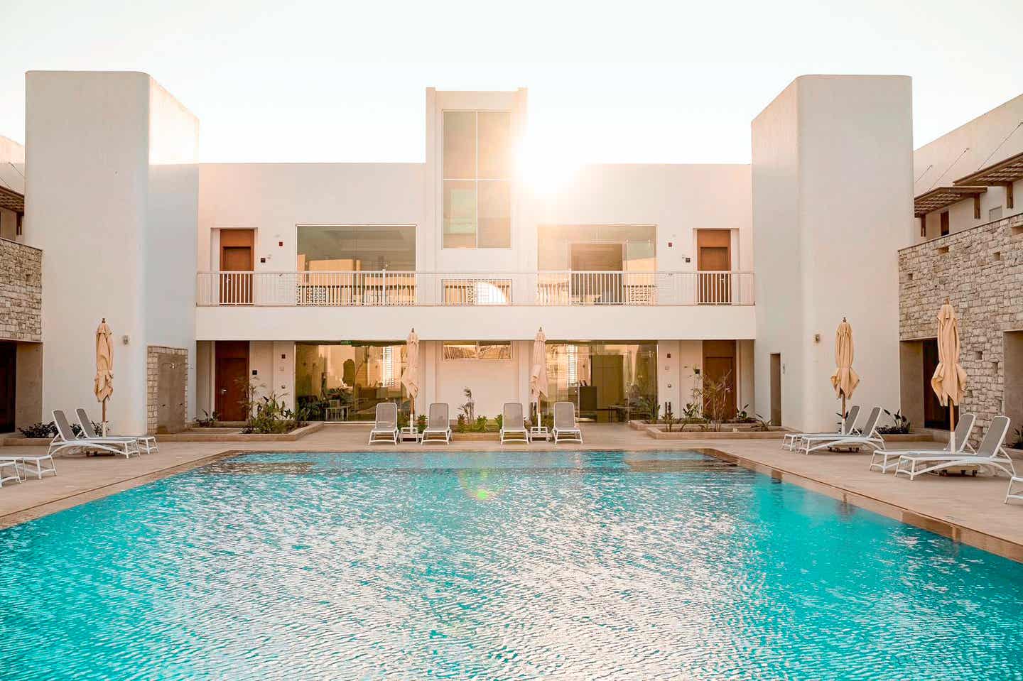 Frontale Perspektive auf weißes Gebäude mit Pool des Sentido Reef Oasis Suakin Resort in Ägypten