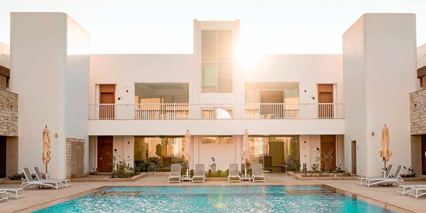 Frontale Perspektive auf weißes Gebäude mit Pool des Sentido Reef Oasis Suakin Resort in Ägypten