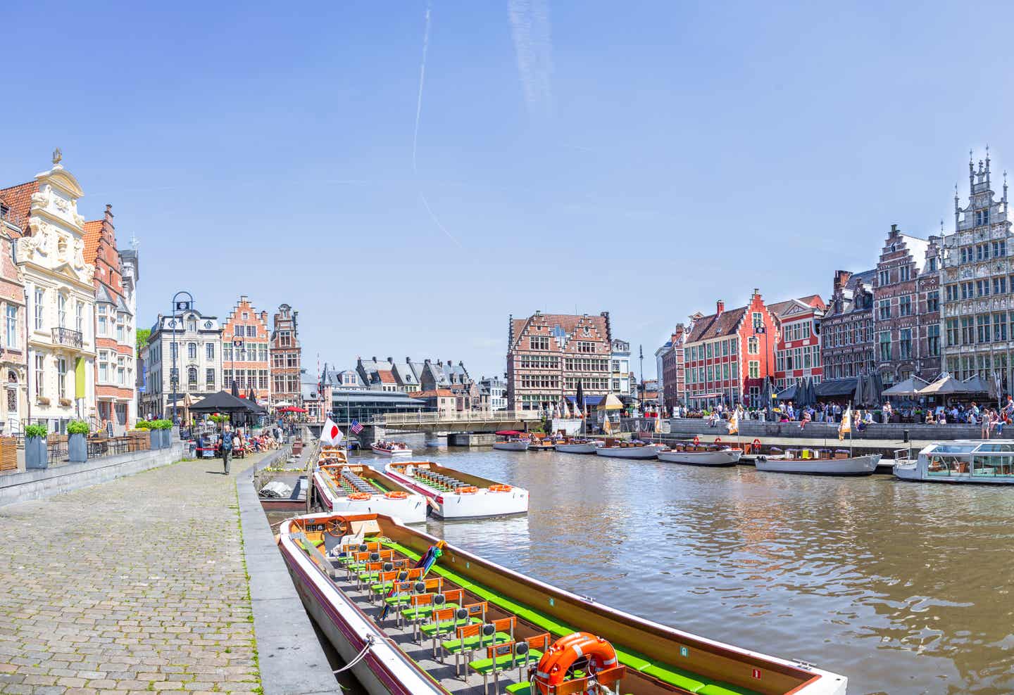 Blick auf einen Kanal in Gent mit bunten Häusern herum