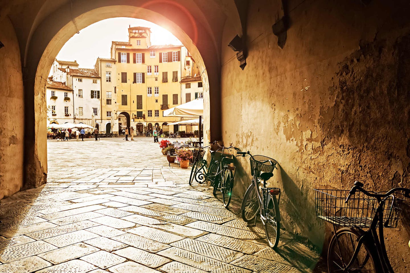 Sonniger Torbogen in Lucca in Italien