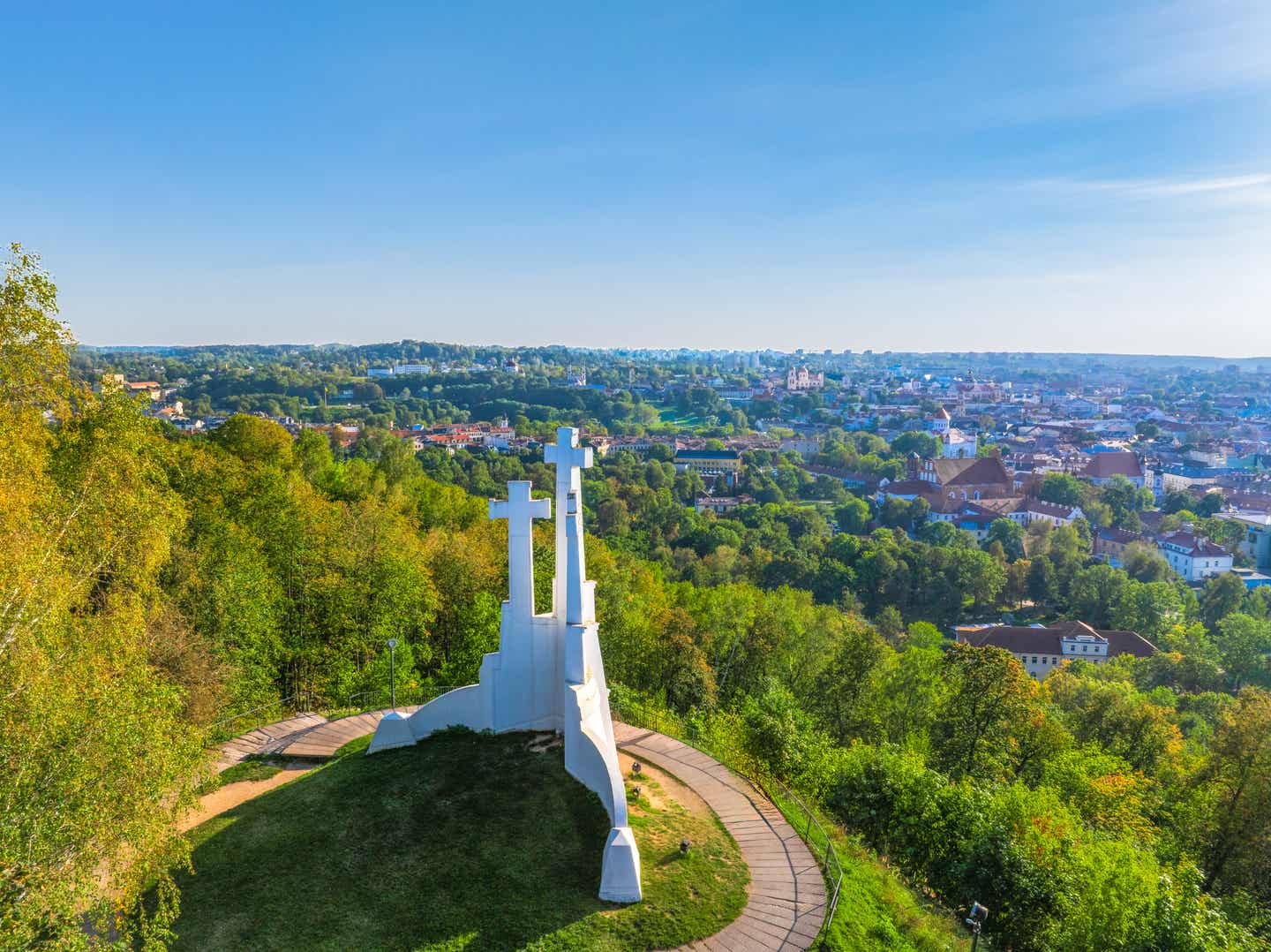 Sehen und gesehen werden: von weitem sichtbar ist das Denkmal der Drei Kreuze, von oben hast du einen fantastischen Altstadtblick Drei weiße Stahlkreuze ragen auf einem bewaldeten Hügel in den Himmel