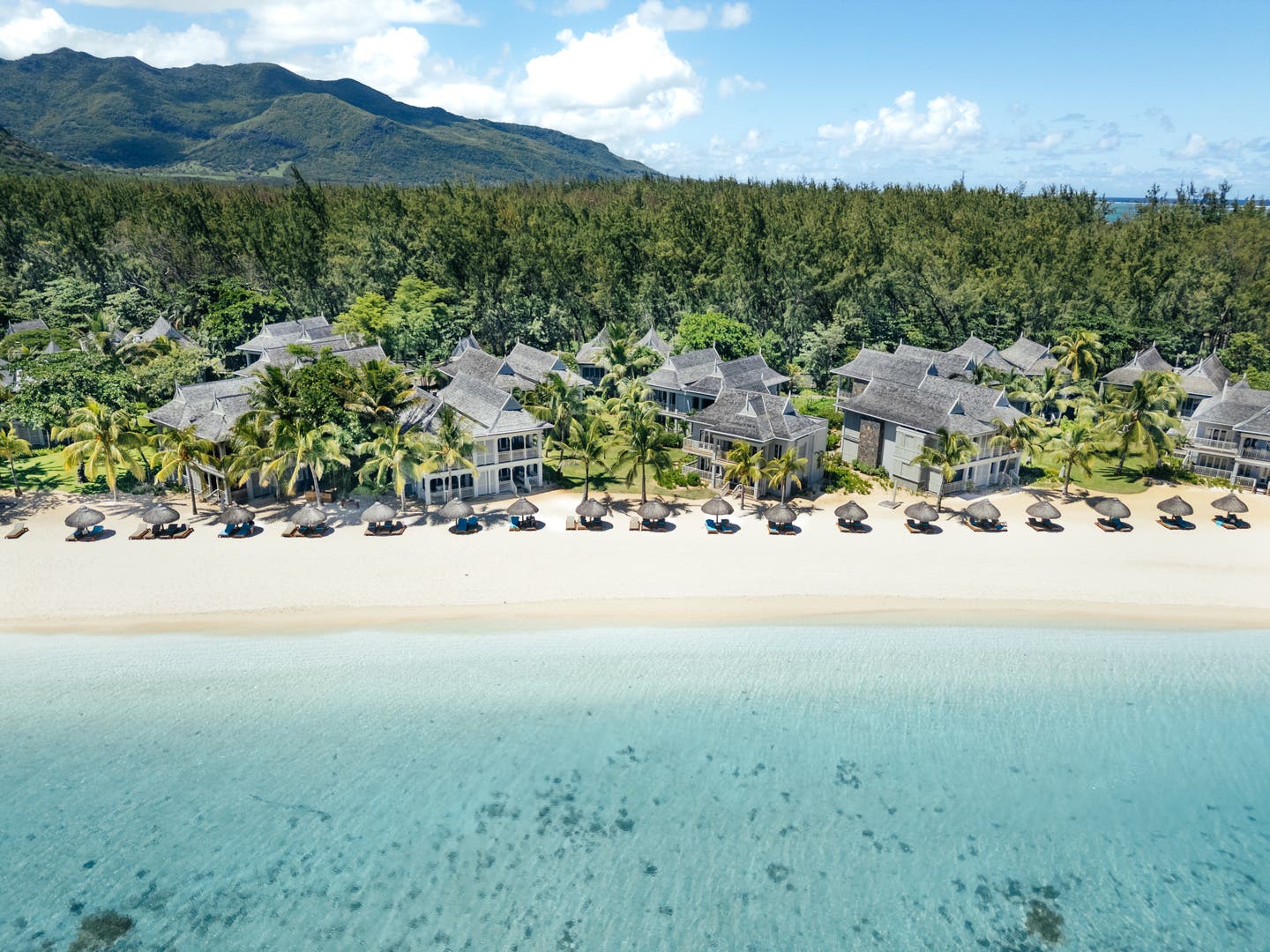 Luftbild des Resorts vom Meer aus aufgenommen