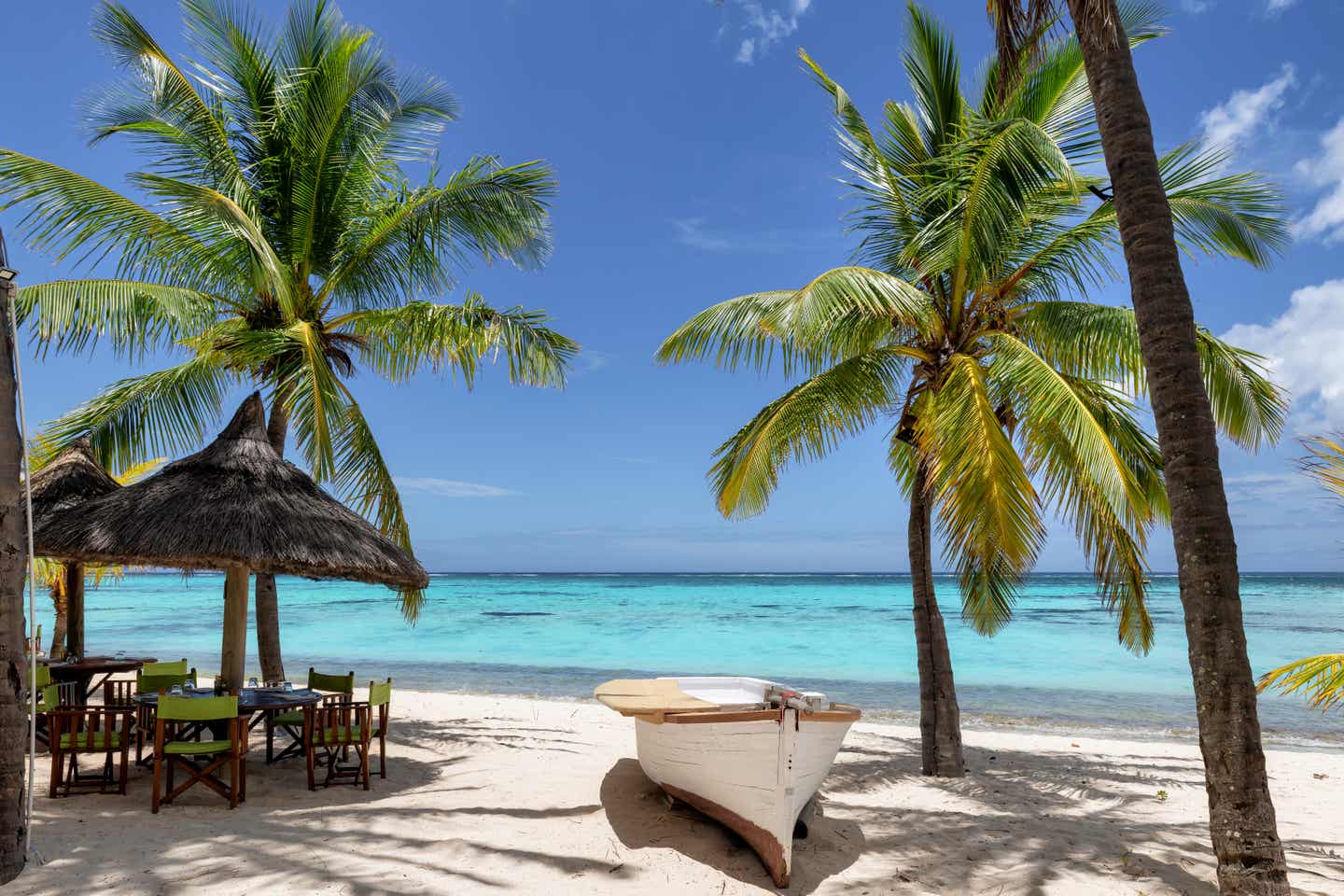 Strandcafé und Boot an einem mauritischen Sandstrand