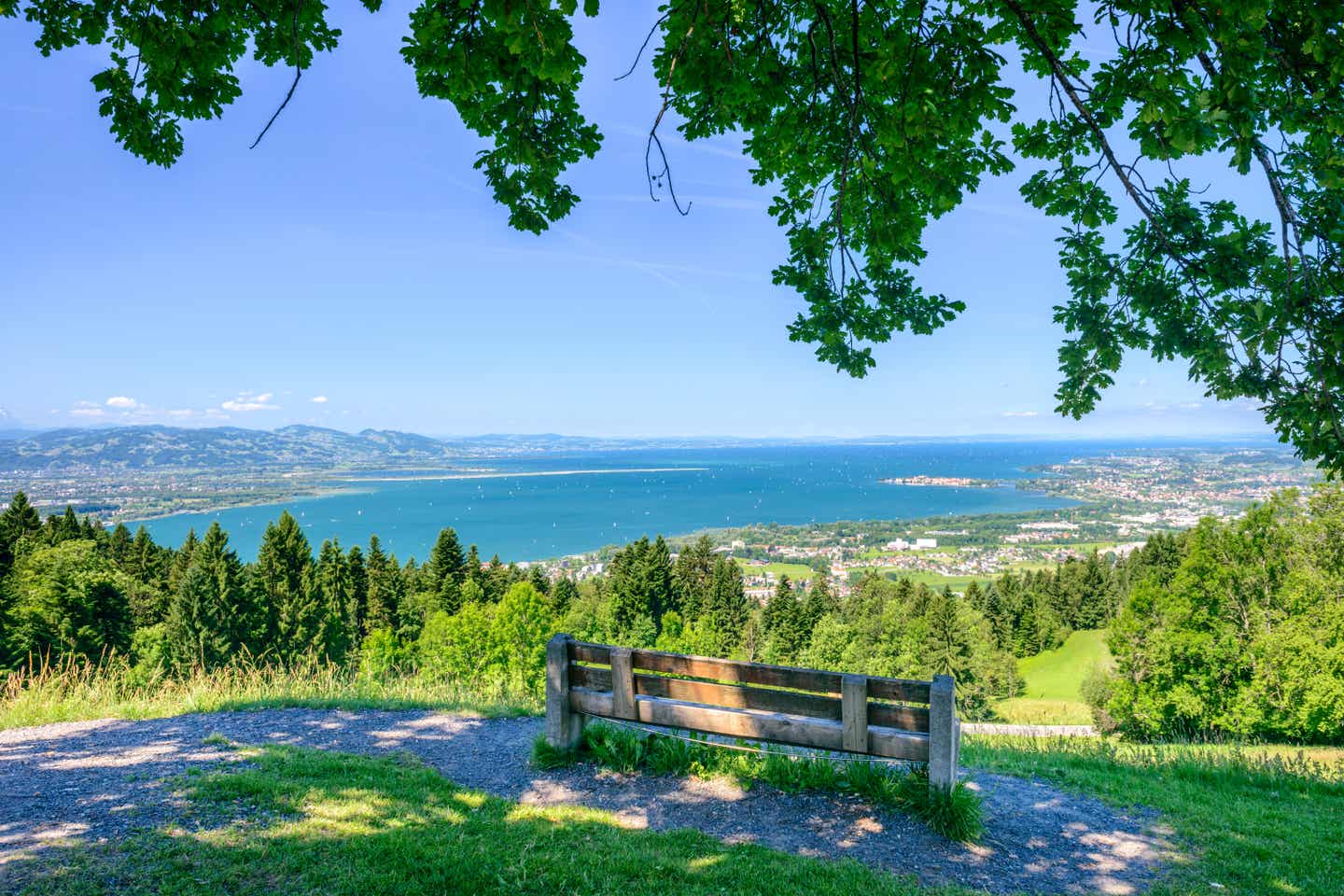 Sehenswürdigkeiten am Bodensee: Blick vom idyllischen Bergdorf Eichenberg in Vorarlberg in die österreichischen Alpen