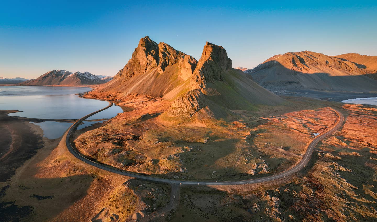 Luftaufnahme Küstengebirgslandschaft und Straße im Süden Islands Luftaufnahme Küstengebirgslandschaft und Straße im Süden Islands