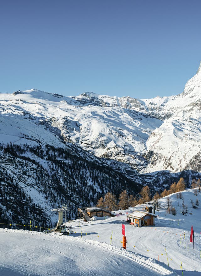 Zu den Angeboten Skiurlaub in der Schweiz - winterlich weißes Bergpanorama
