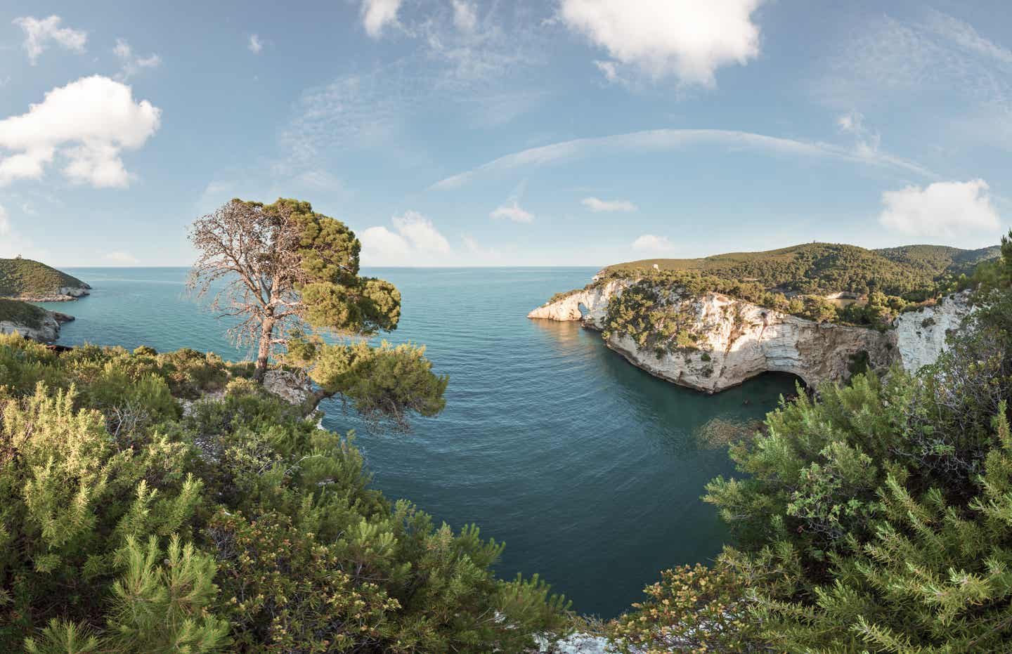 Italienische Adria Urlaub mit DERTOUR. Felsküste von San Felice auf der Halbinsel Gargano in Apulien