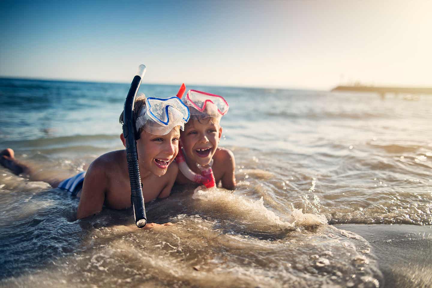 Mallorca mit Kindern: Jungs mit Schnorchelbrillen im Meer